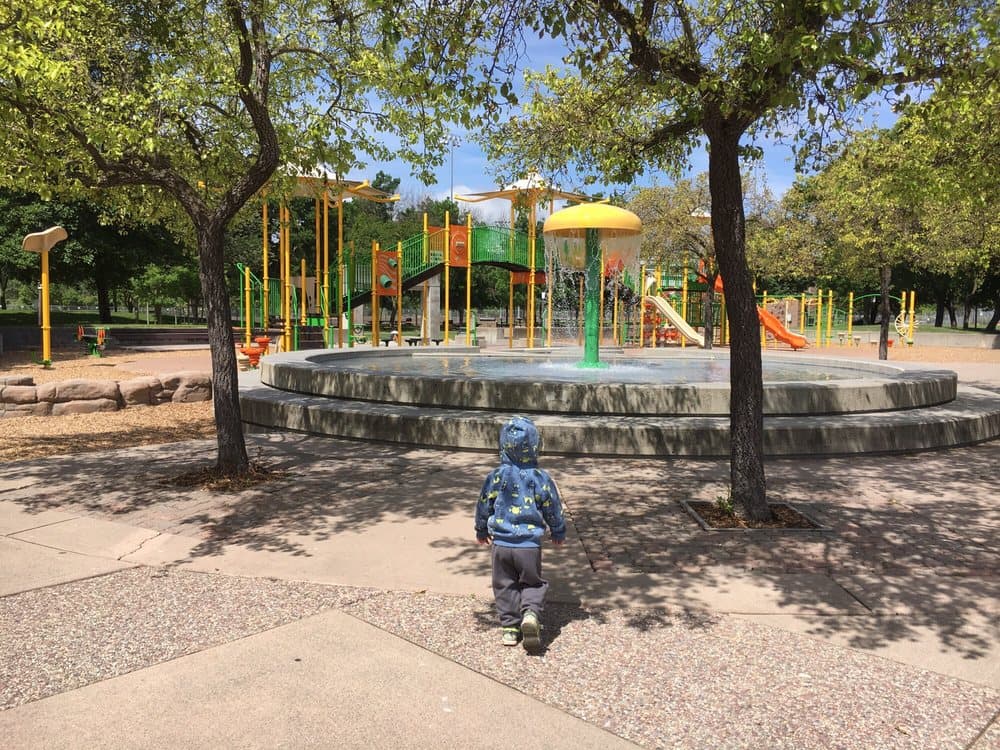 <b>San Ramon #7</b>
<br>La ciudad al este de San Francisco, se encuentra en la posición #7 de la lista nacional. Cuenta con una red de escuelas dentro de las 50 primeras de todo el país, así como un creciente mercado laboral con empresas de tecnología.
<br>
<b>Población</b>: 78,356
<br>
<b>Ingreso promedio</b>: $91,867$ 
<br>
<b>Tasa de graduación</b>: 97.0%
<br>
<b>Tasa de delincuentes sexuales (por cada 10.000)</b>: 1.00
<br>