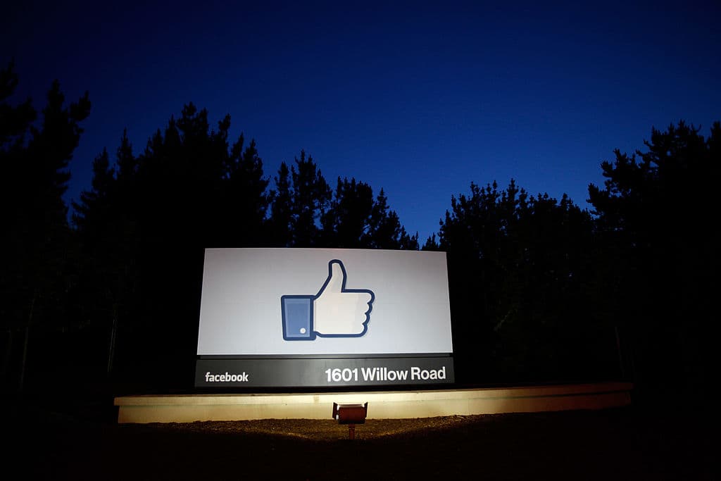 Un letrero de 'me gusta' en la entrada de la sede de Facebook el 18 de mayo de 2012 en Menlo Park, California.