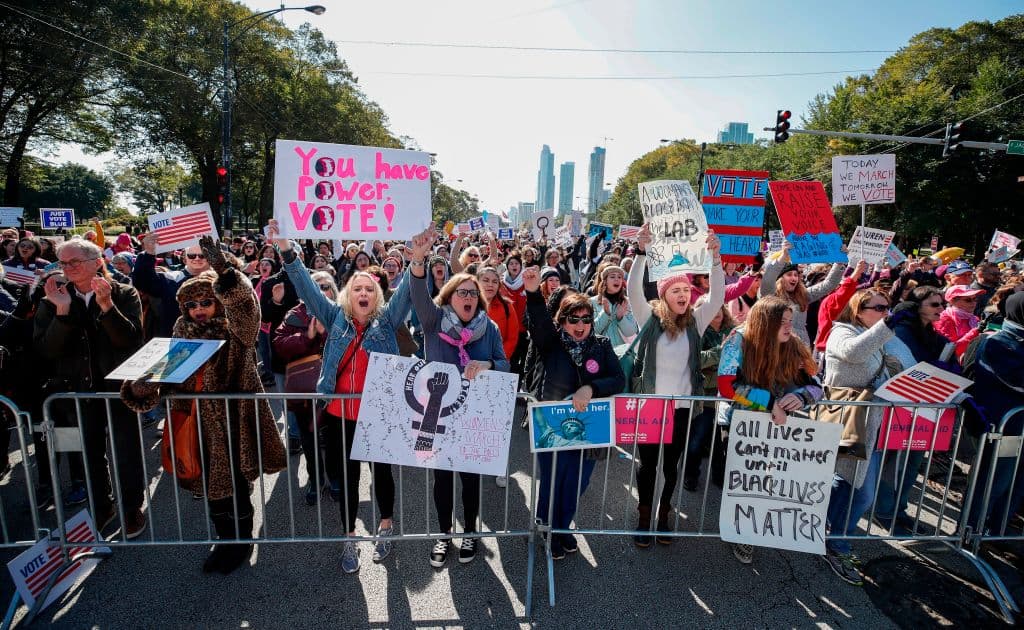 "Tú tienes poder, vota". La movilización organizada por 
<a href="https://twitter.com/womensmarchchi">Women’s March Chicago</a> fue diseñada para destacar el poder y la determinación de las mujeres votantes antes de las elecciones del 6 de noviembre, que definen el control del Congreso de Estados Unidos. 
<b>Los comicios también se consideran importantes para medir la popularidad del presidente Donald Trump.</b>