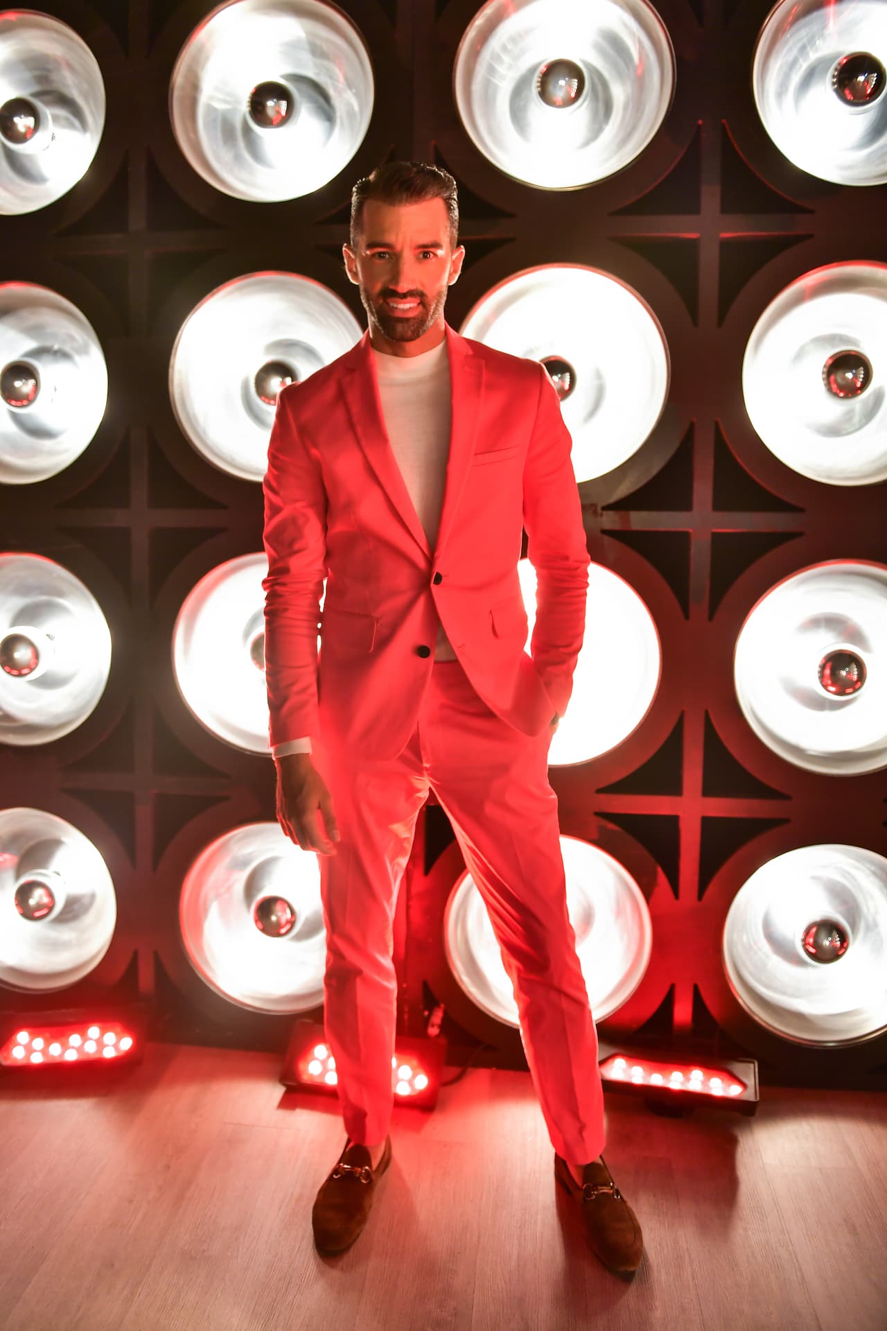 En esta novena temporada, Toni Costa se ha permitido jugar con la moda y en cada gala se esmera para lucir las últimas tendencias.