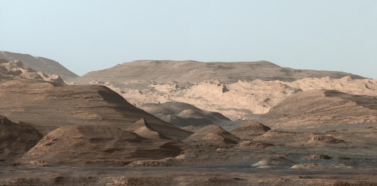 Esta imagen muestra las regiones más altas del Monte Sharp de Marte y fue tomada a mediados de septiembre de 2015 por el rover Curiosity. Este planeta tiene dos pequeñas lunas, llamadas Fobos y Deimos.