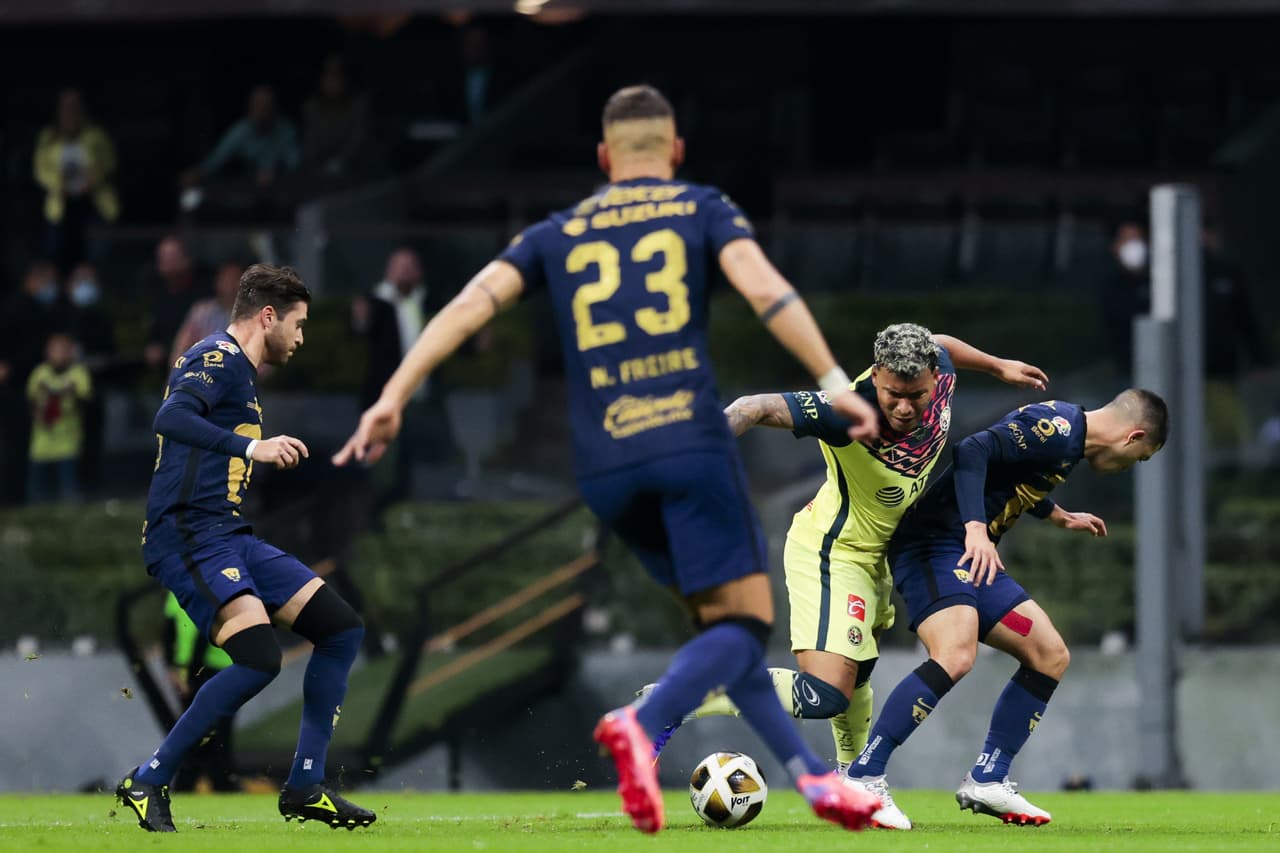 Con un auténtico juegazo de Alan Mozo, quien puso tres asistencias, además de los goles de Corozo y Meritao, Pumas fue mucho mejor que el América y lo eliminó en los Cuartos de Final del Grita México A21.