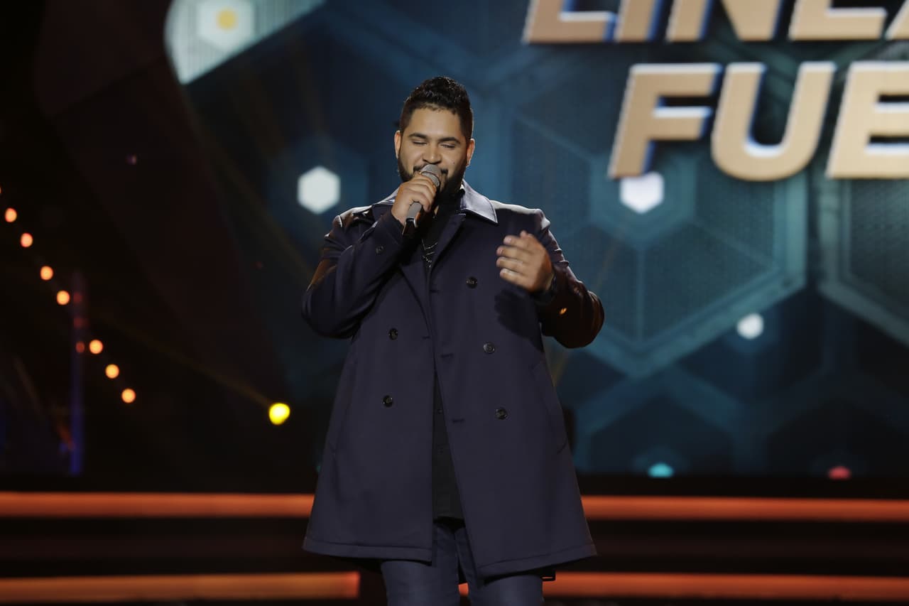 Johnny hizo lo mismo y demostró su talento como cantante.