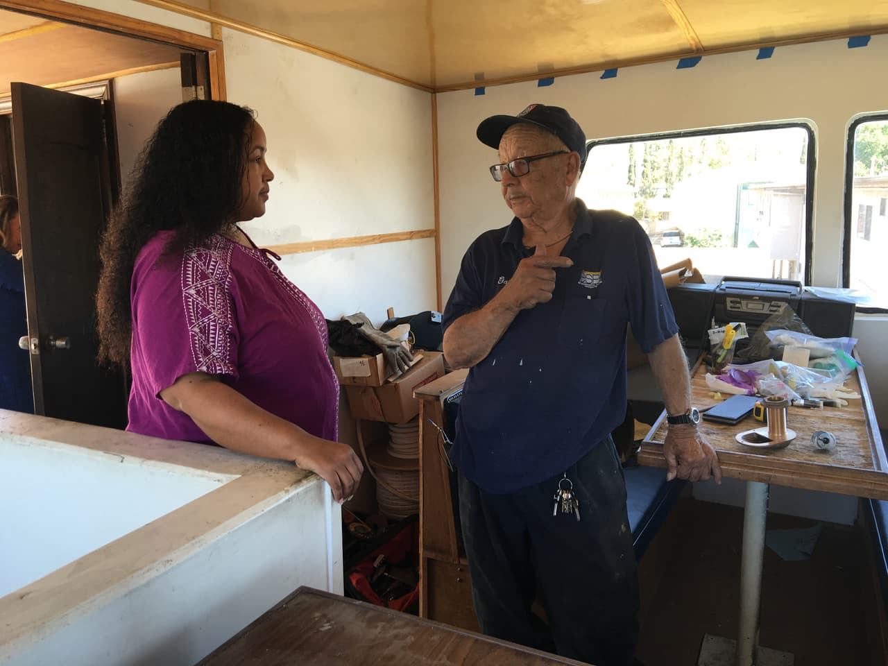 Su hija Kim recorre el barco con su padre.