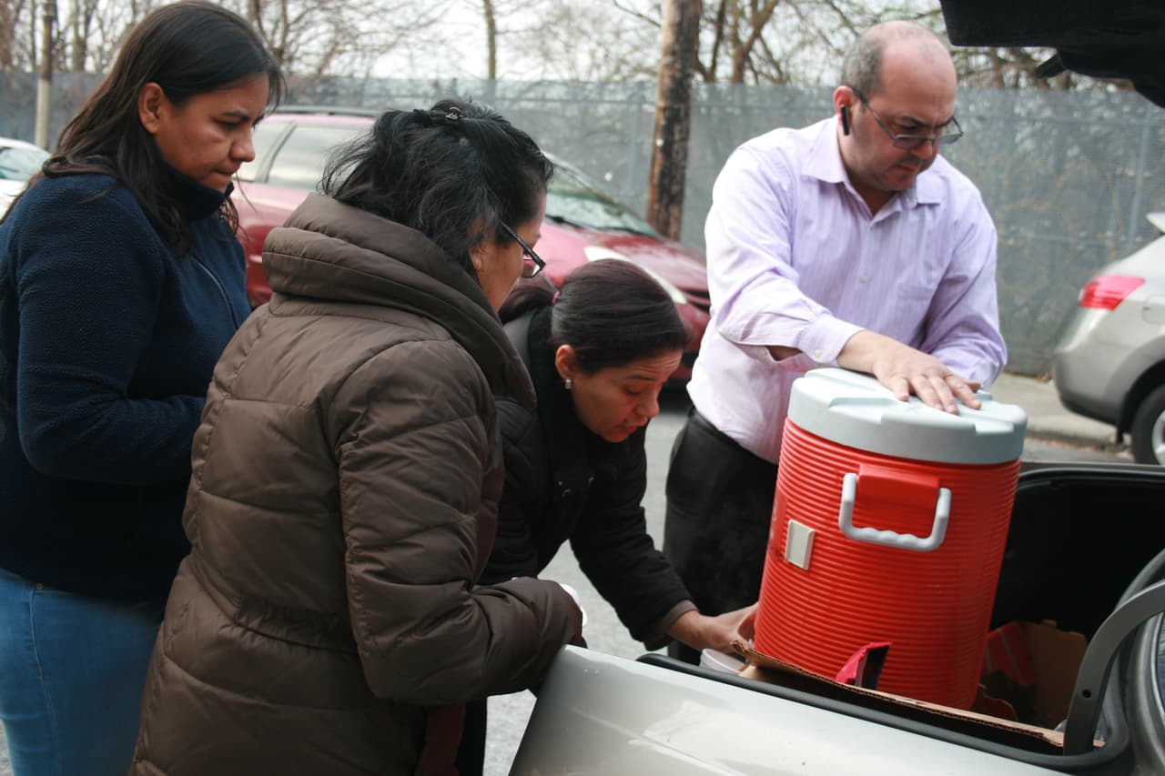 Las mujeres recorren las calles en busca de desamparados.