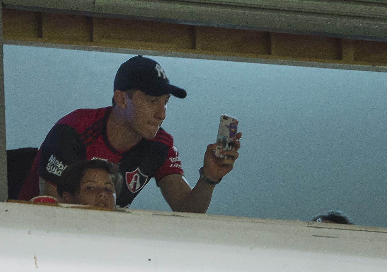 El jugador del Real Betis de España, de vacaciones en México, no quiso perderse el debut del club de sus amores en el Apertura 2018.