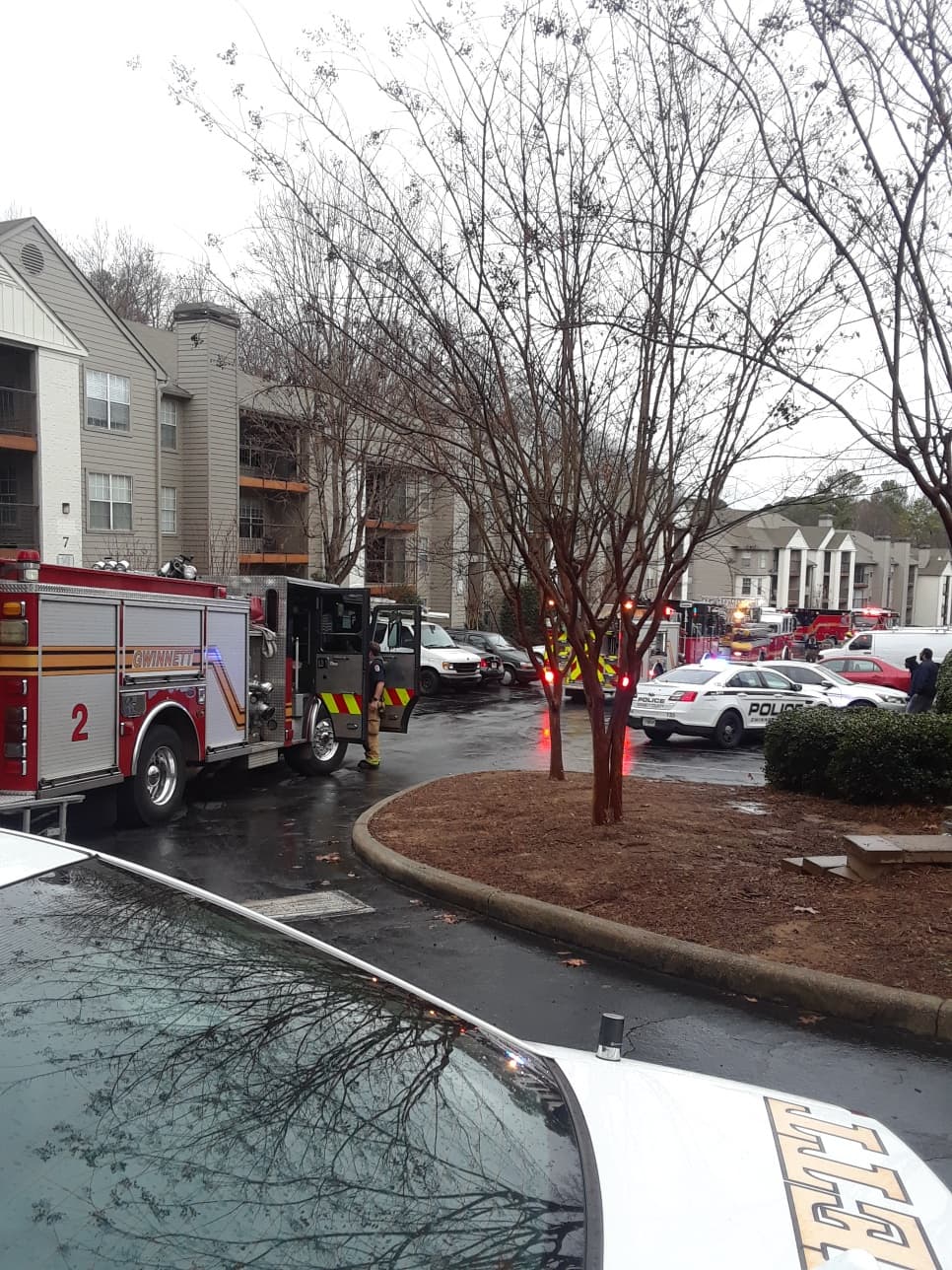Cuando los bomberos llegaron, encontraron humo intenso que salía de un edificio de apartamentos de 3 pisos, en el cual habían unas 36 unidades.