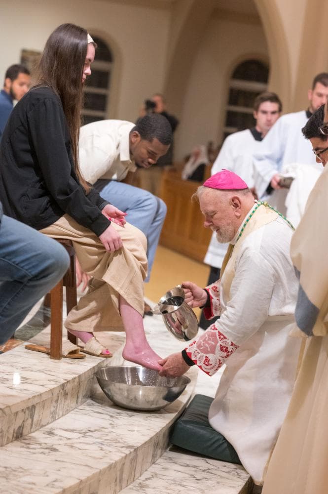 El arzobispo Thomas Wenski lavó los pies de la catecúmena Valerie González en la misa de Jueves Santo en la Catedral de Saint Mary.