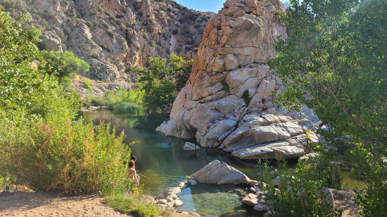 El llamado
<a href="https://www.fs.usda.gov/recarea/sbnf/recarea/?recid=34152" target="_blank">Deep Creek Hot Springs</a> está a tres horas de camino desde Lake Arrowhead.