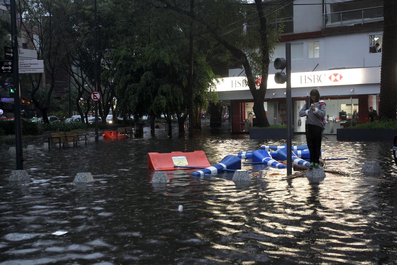 En algunos tramos, el tránsito y el transporte público se vieron obligados a detenerse por completo mientras que decenas de personas las cruzaban con el agua por arriba de los tobillos.