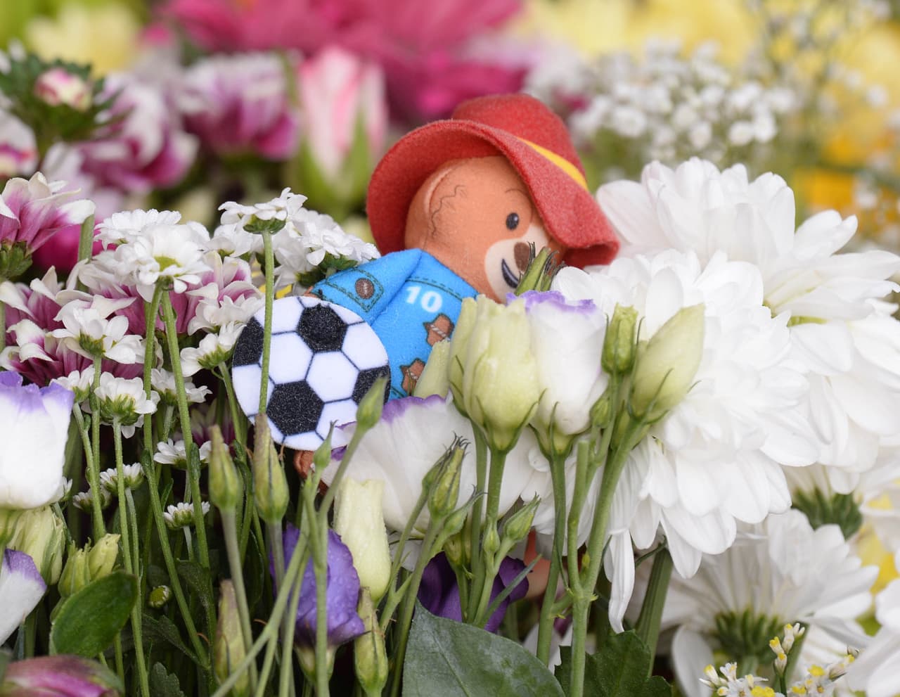 Después de que el ataúd entrase en el palacio, el Regimiento Real de Escocia y miembros de la Guardia Real desfilaron en silencio en el patio antes de abandonar el recinto.
<br>