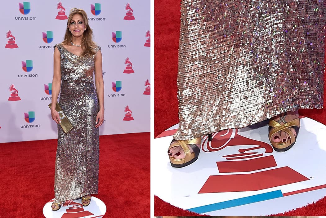 En 2015 Lili Estefan le puso un toque gold a su atuendo, usando estos zapatos abiertos que sin duda le dieron un toque especial a sus pies.