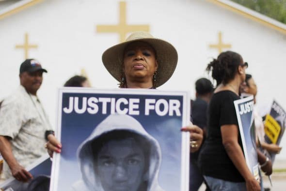 La muerte de Trayvon Martin, un adolescente negro desarmado, por el disparo de un vigilante voluntario en EE.UU. cumple mañana un año con la celebración de vigilias y concentraciones que lo recuerdan y piden justicia por este caso marcado con acusaciones de tinte racial.