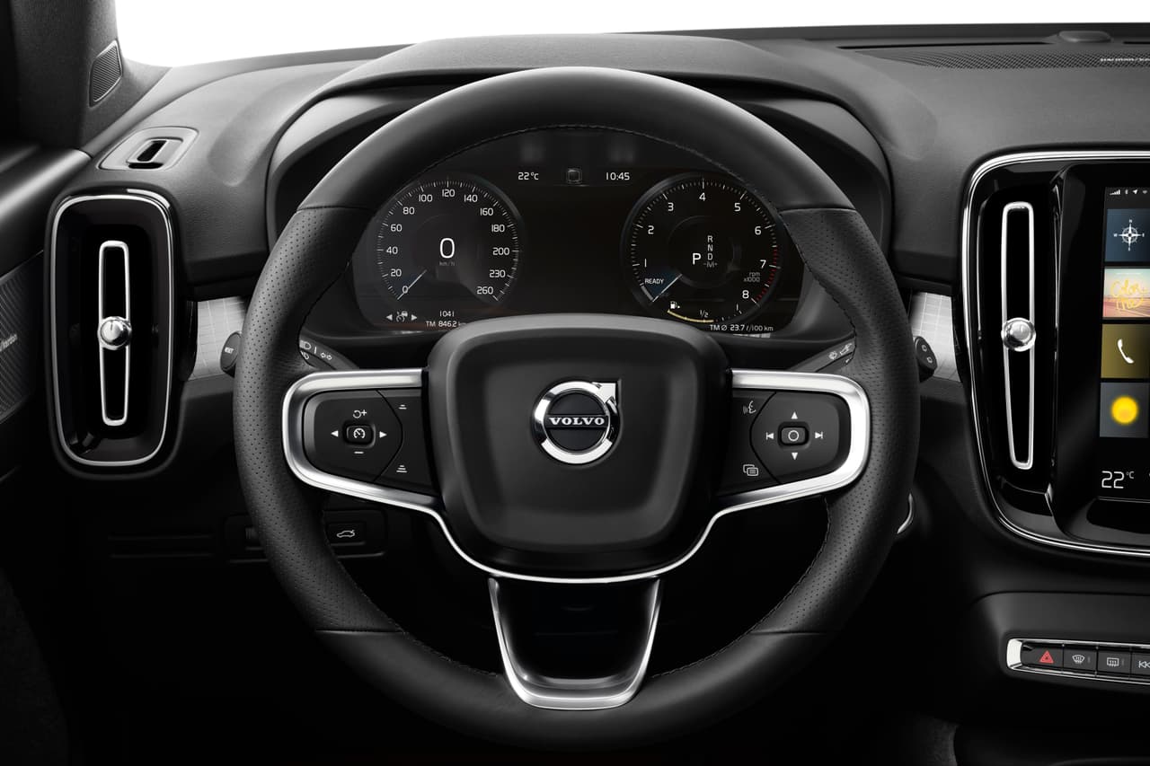 La Volvo XC40 cuenta con una instrumentación fácil de leer e interpretar y un volante con una infinidad de controles redundantes.