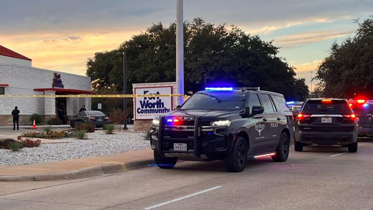 Brent Brown, un agente del condado de Tarrant que estaba fuera de servicio
<b>recibió dos disparos el lunes por la tarde mientras trabajaba como guardia de seguridad</b> en una cooperativa de crédito en Fort Worth.