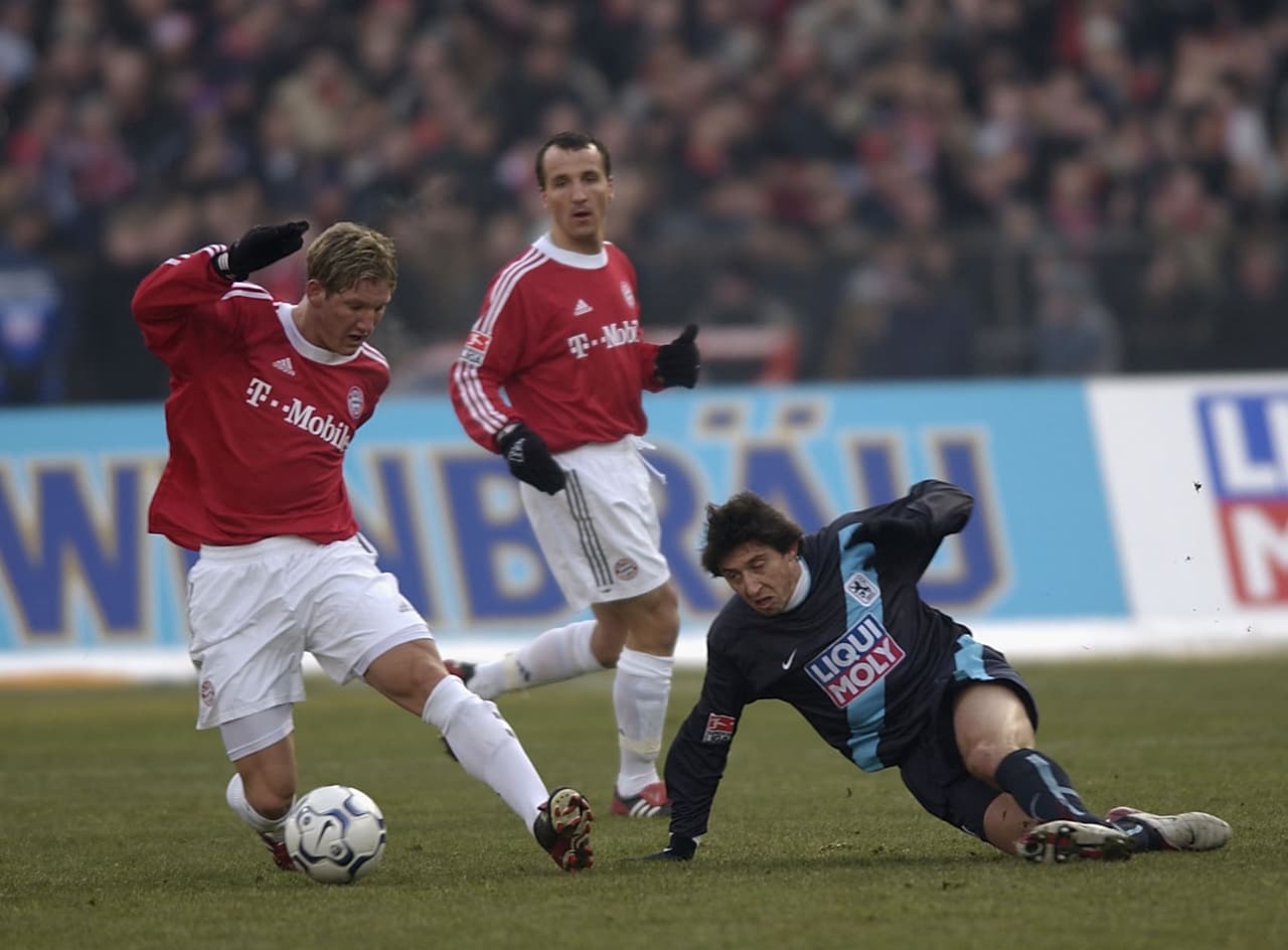 Nació futbolísticamente en el Bayern München, jugó en el Manchester United y el Chicago Fire.