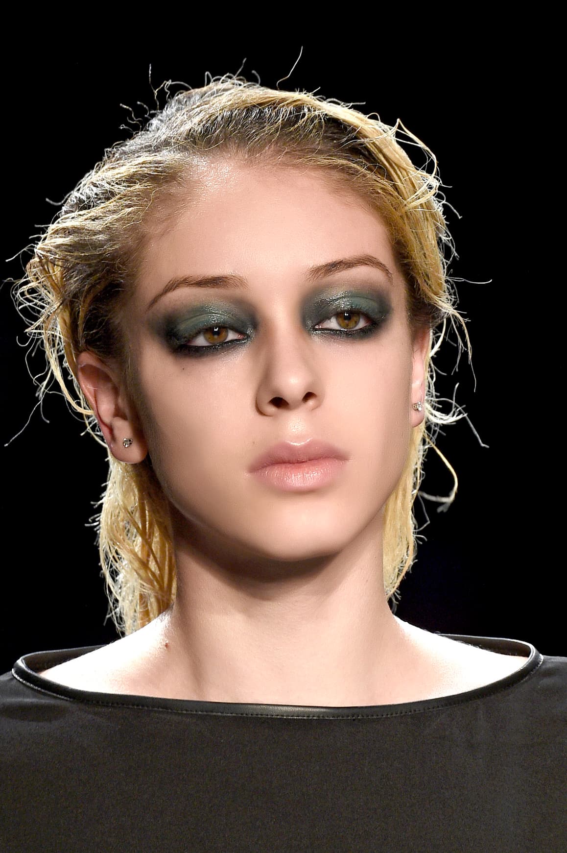 Cierto, podrías usar el maquillaje de sombras verde metálicas y delineador negro para salir cualquier noche, pero si le agregas el efecto del pelo graso te conviertes fácilmente en un espantapájaros. Lo vimos en 
<a href="http://www.popsugar.com/beauty/photo-gallery/40050051/image/40210503/Francesca-Liberatore-Fall-2016">Francesca Liberatore</a>.
<br>