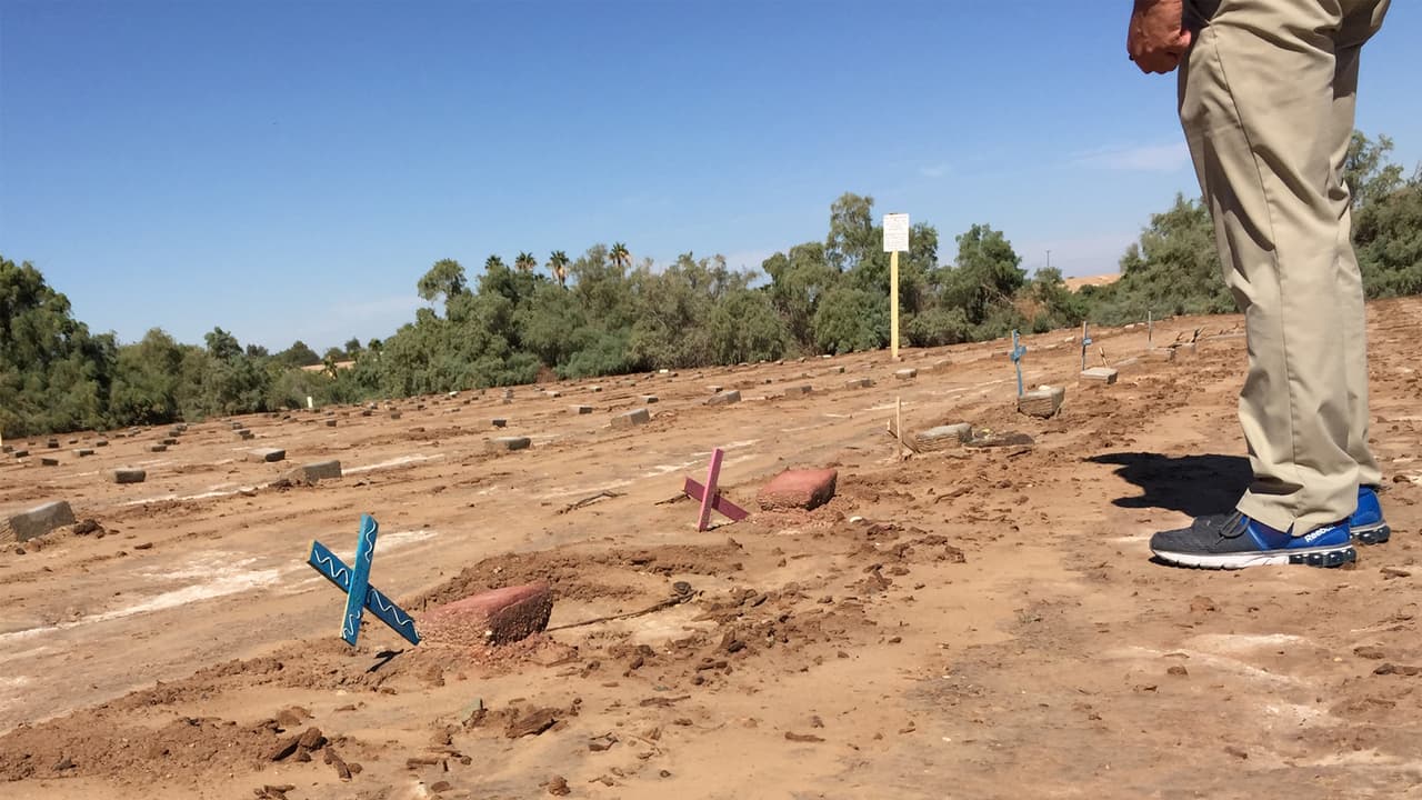 Más de 600 cuerpos, muchos de ellos sin nombre, permanecen en este cementerio a pocas millas de la frontera de Calexico con Mexicali.