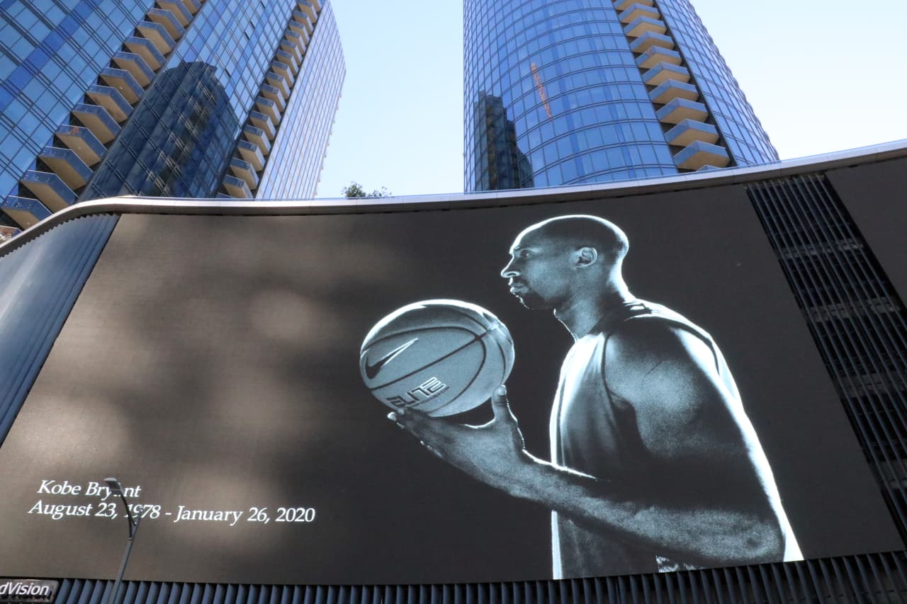 Sin embargo, las imágenes de Kobe Bryant que iluminan los rascacielos continúan siendo mostradas en las pantallas gigantes de televisión que están situadas frente al Staples Center angelino, el inmueble de la calle Figueroa donde el atleta nacido en Filadelfia conquistó sus triunfos más grandes.
