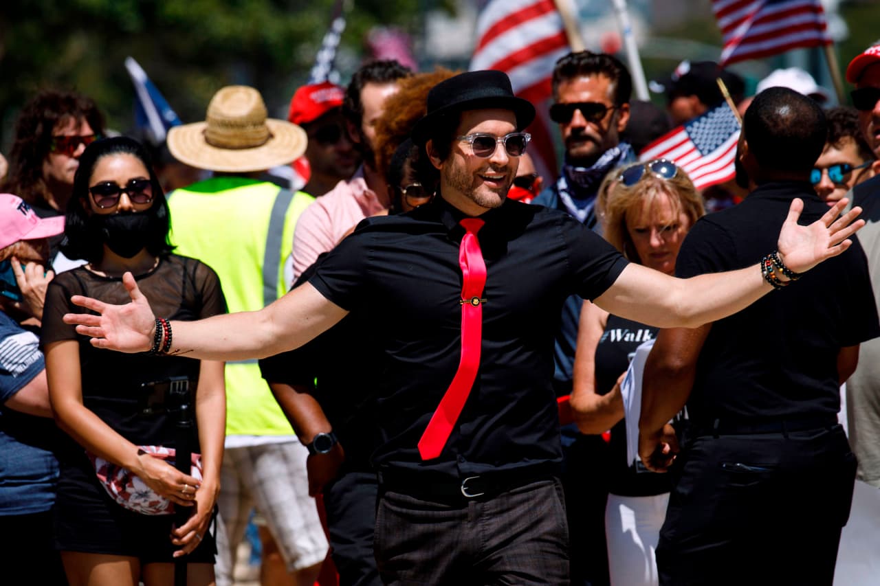 De acuerdo con los organizadores de la marcha, buscaban hablar sobre “la destrucción de propiedades y vidas, la villanización de la aplicación de la ley y la militarización de tragedias”.
<br>
<br>“No se equivoquen en absoluto, estamos inciando un terremoto”, declaró el fundador de Walk Away Brandon Straka (en la foto, de corbata roja), quien organiza manifestaciones de apoyo al presidente en varias ciudades del país.
<br>