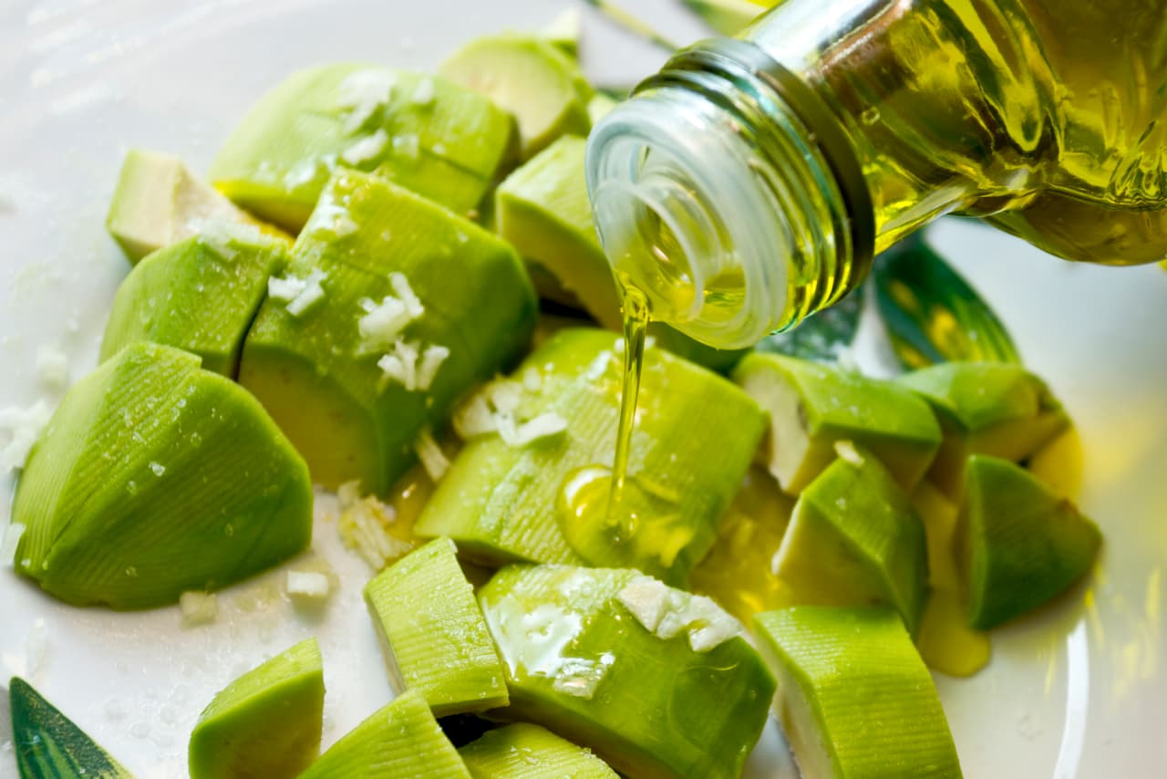 Procedimiento: mezcla 1 aguacate en trozos con 1 tomate picado y 3 cucharadas de aderezo cítrico (puedes usar el de tu preferencia o directamente jugo de limón).