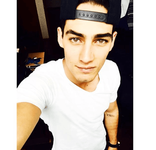 Actualmente vive en Los Ángeles.