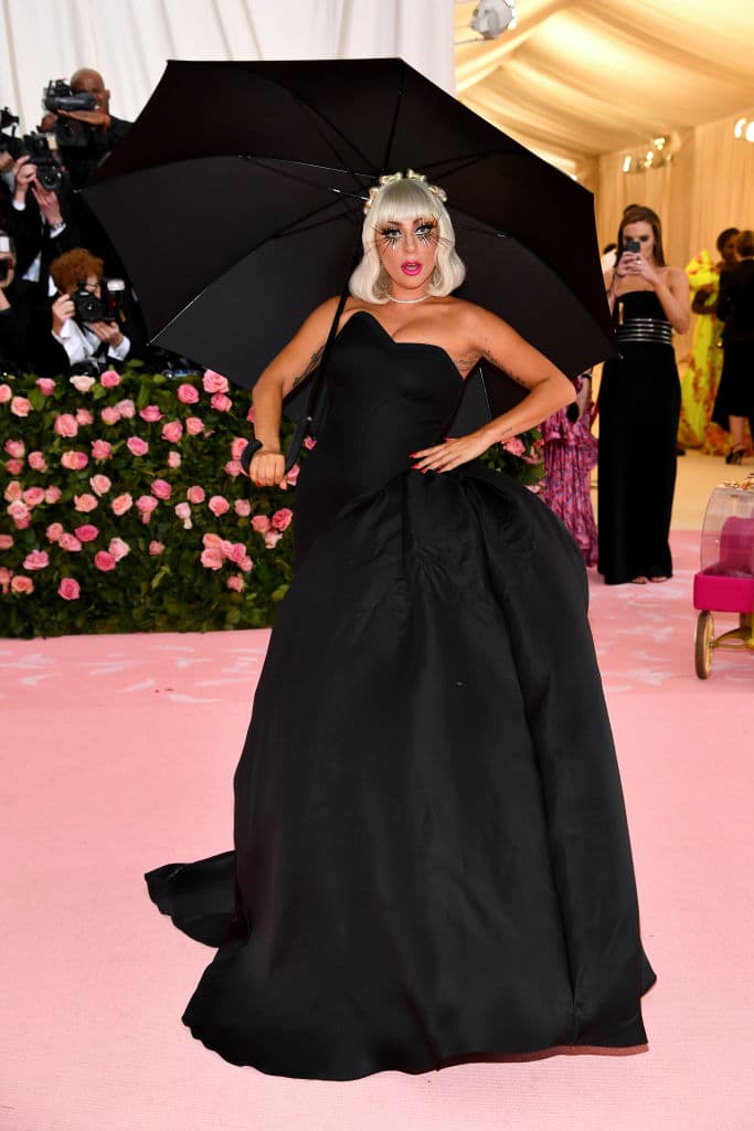 En la MET Gala de 2019, la actriz y cantante también acudió con un atuendo gótico que incluía una sombrilla negra y maquillaje llamativo en los ojos.