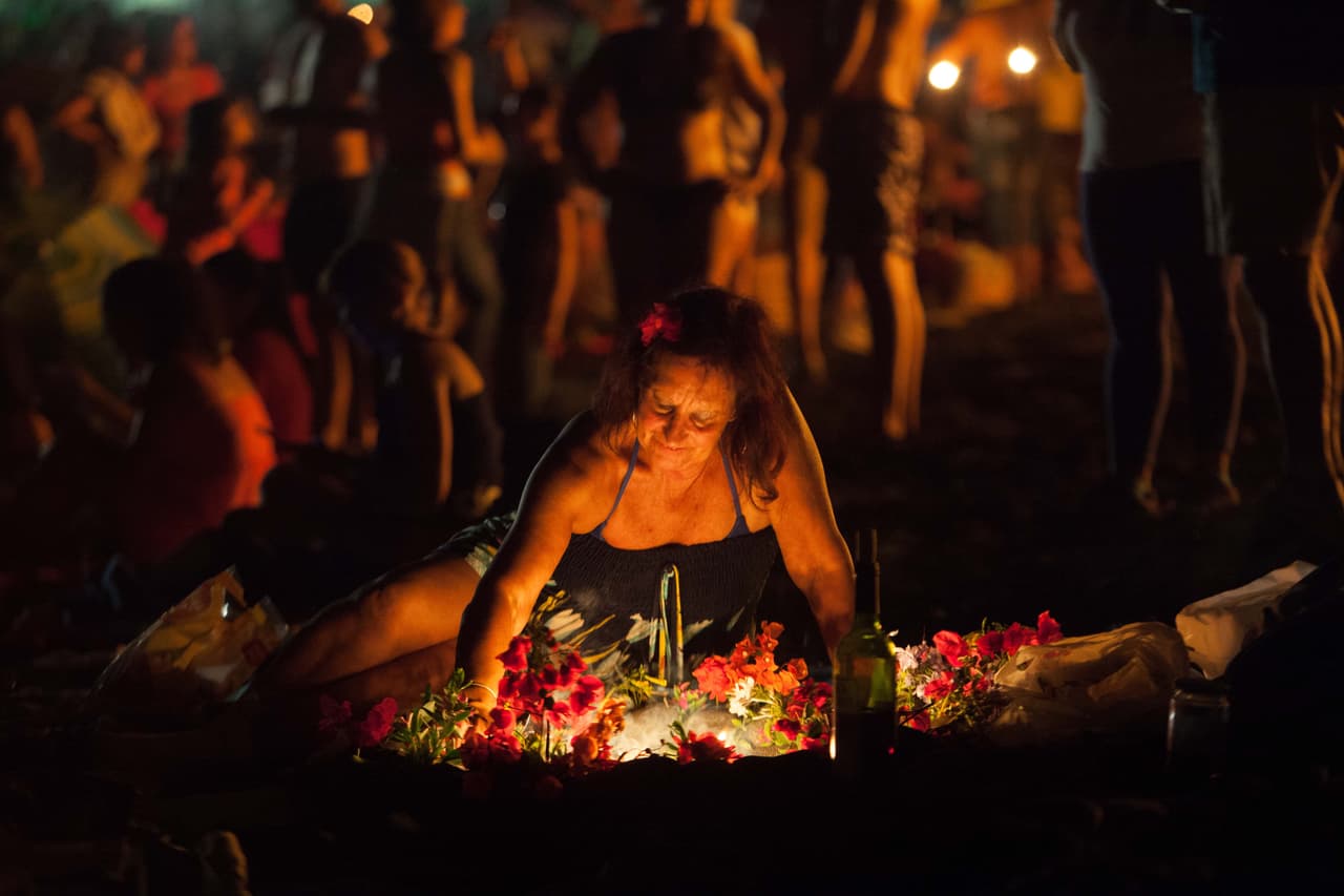 En España, particularmente en Cataluña y en todo el Mediterráneo, el solsticio de verano está asociado al fuego. En esta fecha se celebra la tradicional noche de San Juan, en el que las hogueras funcionan como purificadoras y renovados al quemar todo lo viejo. En la fotografía una celebración de San Juan en Tenerife, 2015.