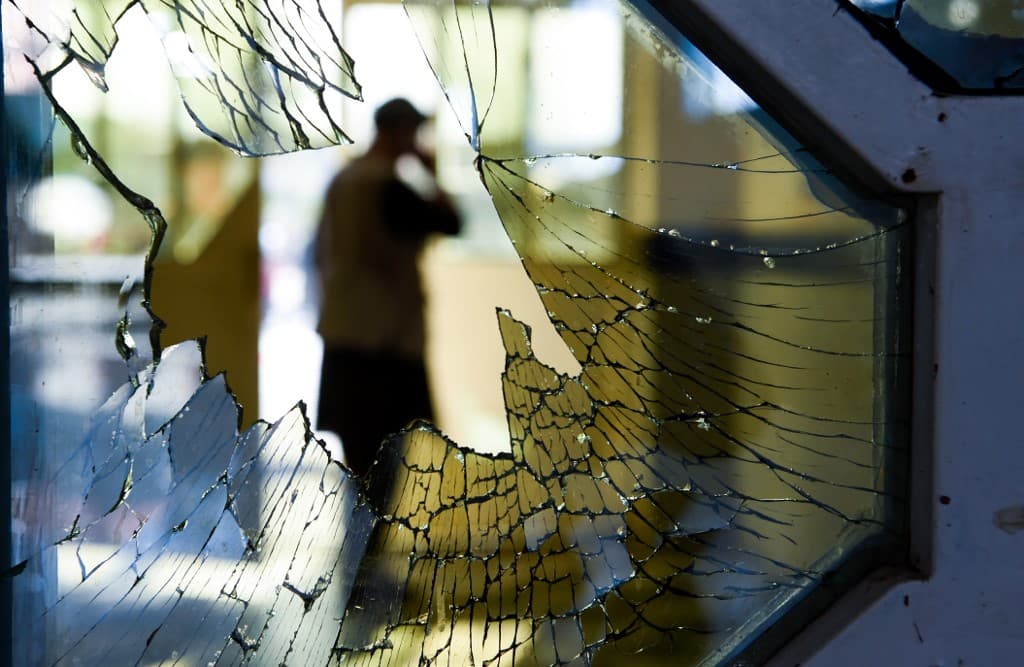 “Fue un caos, era una escena de una masacre, como una carnicería” dijo un hombre a la agencia AFP. En la celebración había más de 1000 invitados.
<br>