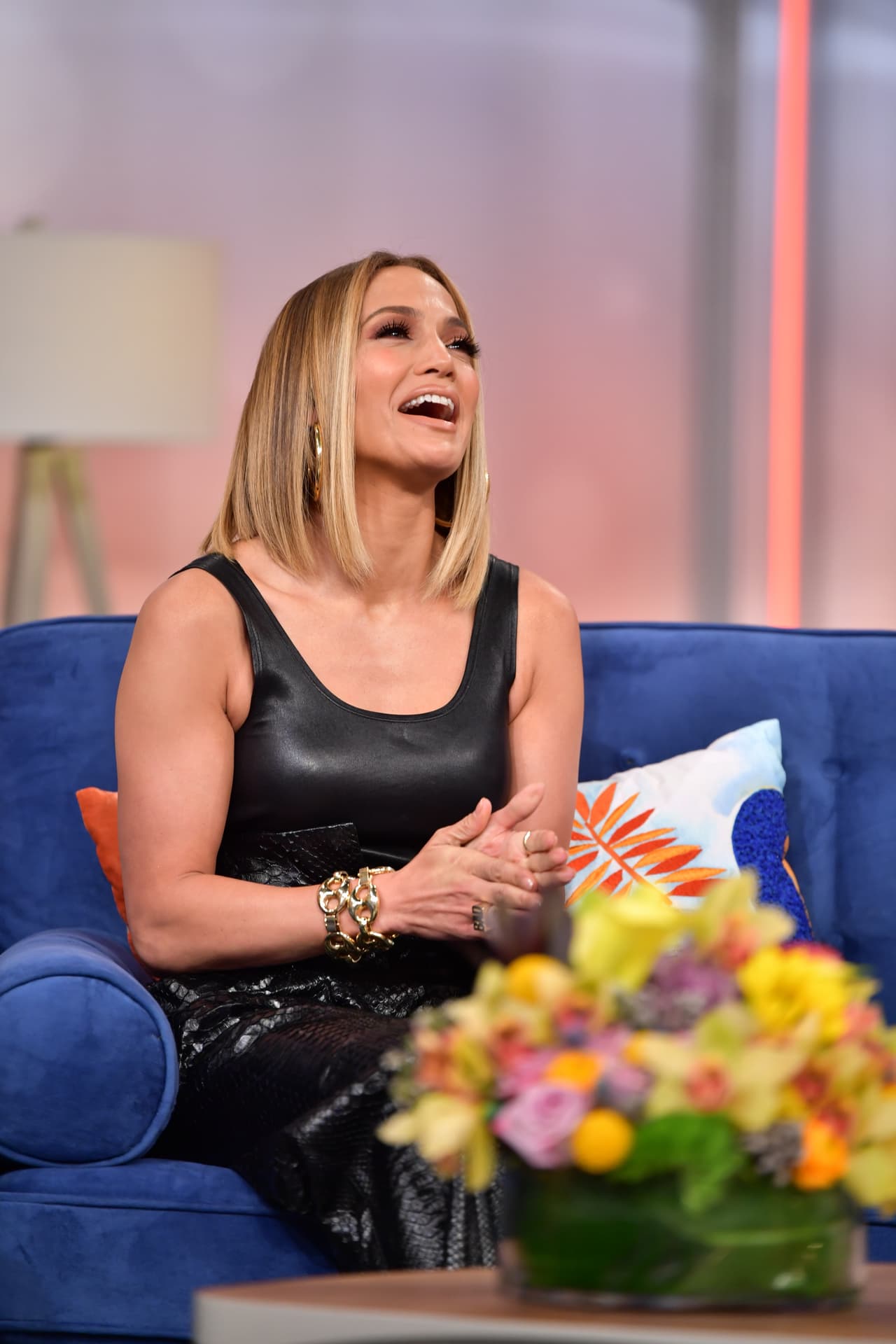 No se guardó secretos y contó cómo fue grabar la escena donde aparece haciendo 'pole dance'. JLo dijo que sufrió varias lesiones pero en algunas ocasiones en casa la esperaban los masajes de A-Rod.