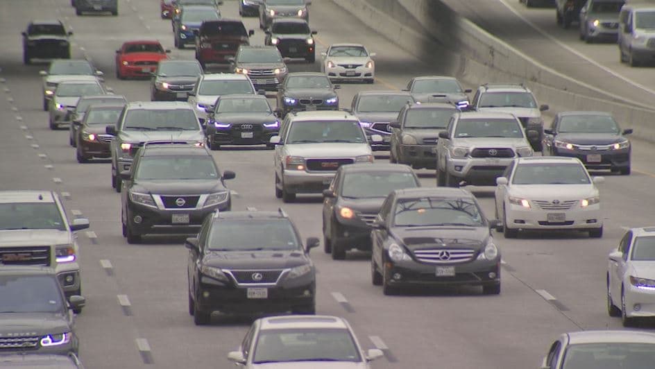 Millones de texanos viajarán durante Memorial Day y se prevé gran congestión vial