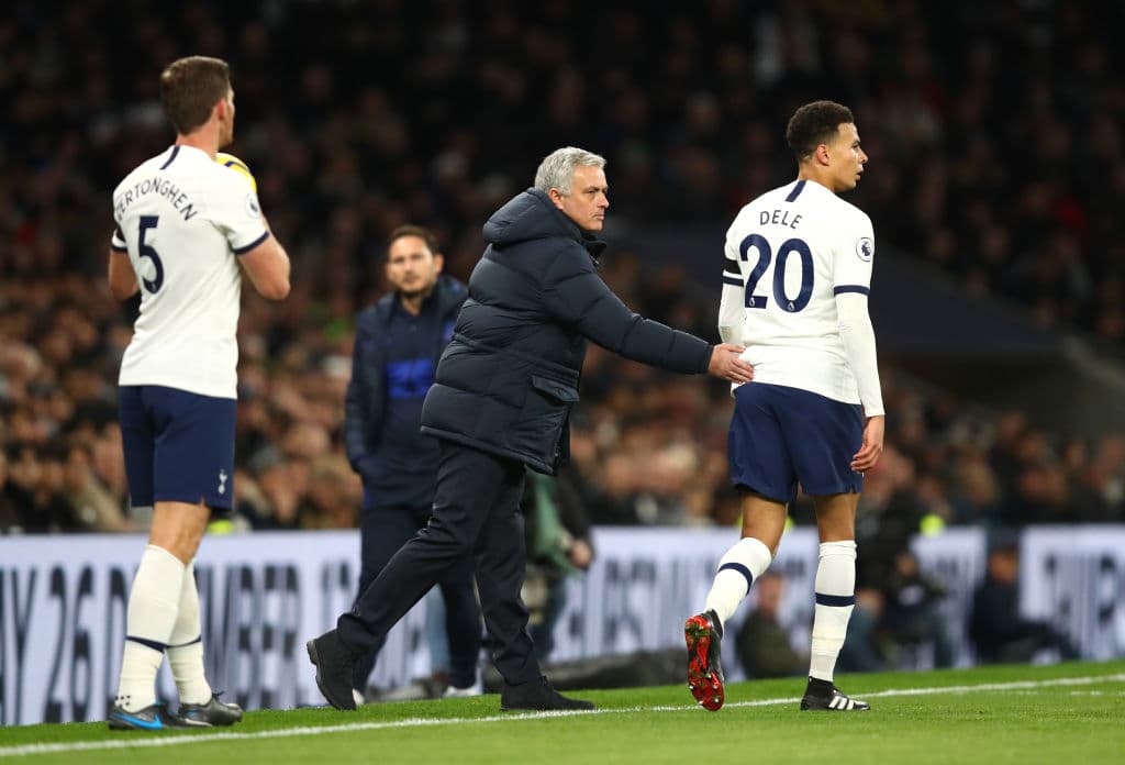 Chelsea vence al Tottenham 2-0 con dos goles de Willian. La escuadra de Mourinho sigue sin definir bien la delantera y le quitan el invicto en casa.