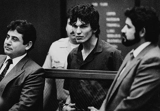 El llamado “Night Stalker” se alojó en el Cecil entre 1984 y 1985, período en el cual llevó a cabo la mayoría de sus crímenes. Su racha de crímenes dejó una huella de terror de norte y sur en California.
<br>