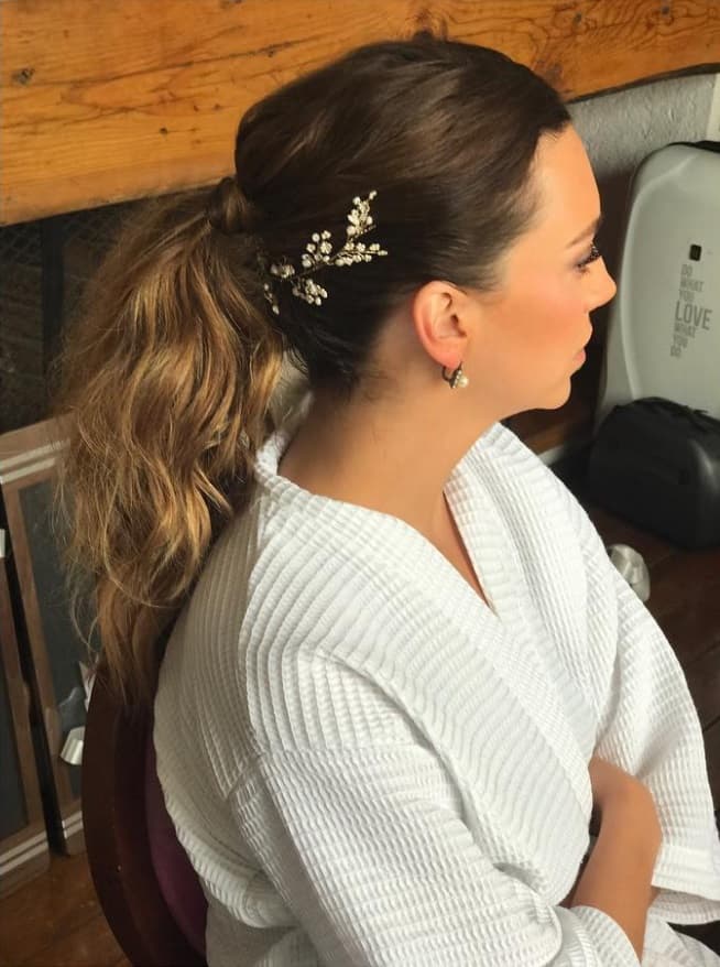 Comenzó a arreglarse en punto de las 8 de la mañana y prefirió un peinado sencillo con un tocado de guirnaldas.