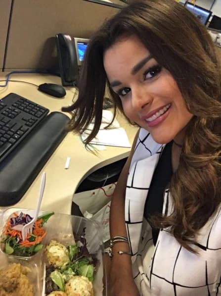 Cualquier momento es bueno para tomarse una foto, inclusive a la hora del almuerzo en la oficina.
<br>