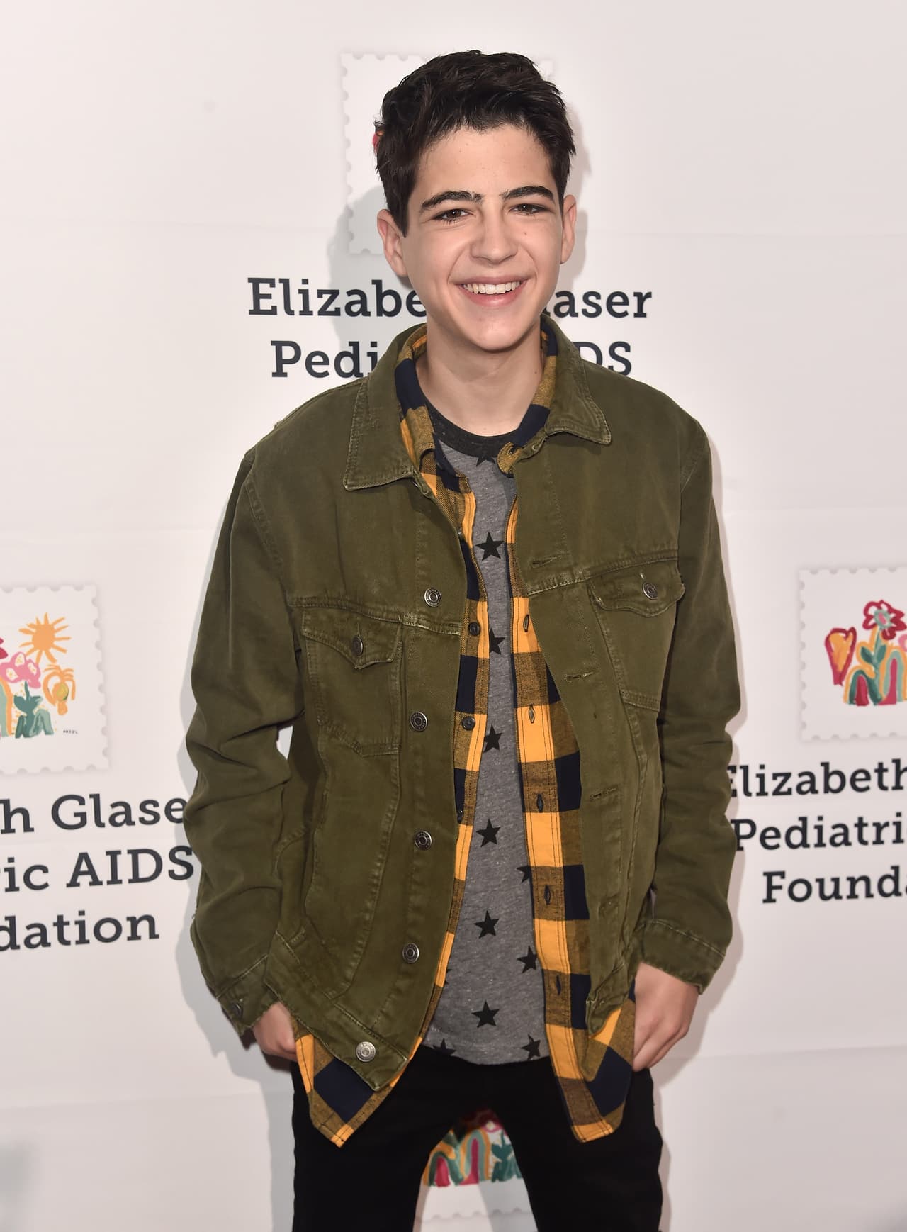 Para
<b> Joshua Rush</b>, un joven actor de 17 años, le resultaba "irónico" interpretar al primer personaje abiertamente gay de Disney Channel y a la vez que él no pudiera salir ante los demás y reconocer su bisexualidad.
<br>