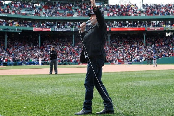 Los miembros de policía y miembros de las fuerzas especiales de los SWAT estuvieron presentes en el estadio, pertrechados con sus uniformes de batalla, mientras por megafonía se agradecía su papel en el gigantesco despliegue de 10 mil agentes de policía local, estatal federal y Guardia Nacional que participaron en la captura.