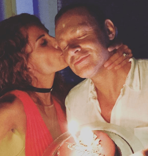 Y continuó agradeciendo por maravilloso matrimonio: "Contigo supe que existe el amor a primera vista y te sigo amando de la misma manera que el día 1, y te seguiré amando siempre... Nuestros caminos se encontraron en el momento justo y henos aquí, 6 años después con una big family extraordinaria. No le puedo pedir más a la vida. Sé que estaremos juntos para siempre, sé que nos cuidaremos y nos protegeremos siempre... Contigo hasta la eternidad. Eres el amor de mi vida".