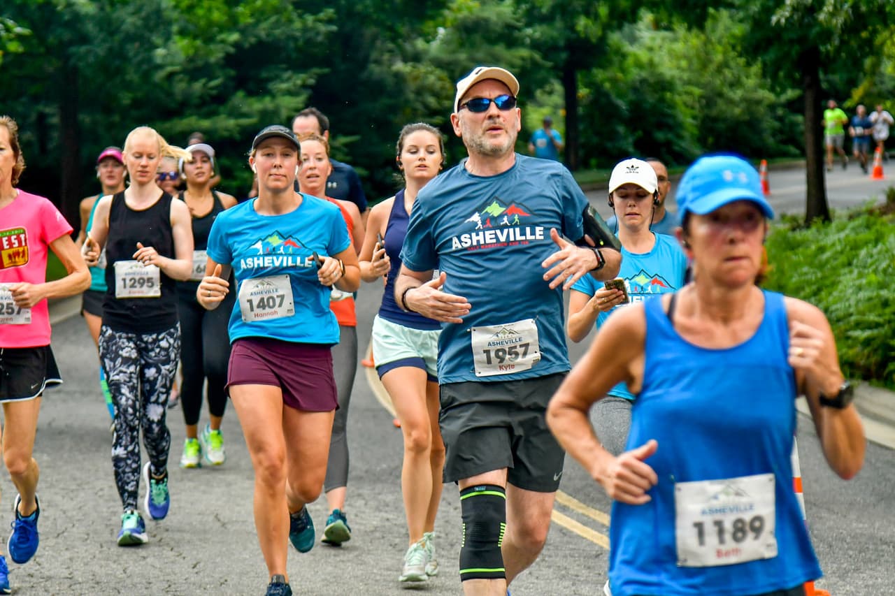<b><a href="https://runsignup.com/Race/NC/Asheville/AshevilleHalfMarathon10K" target="_blank">Asheville Half Marathon & 10K (27 de agosto)</a></b>: El noveno medio maratón anual de Asheville y 10k comienza y termina en Pack Square. La ruta incluye algunas de las mejores partes de Asheville. Atraviesa el Brewery District, luego recorre el Arts District y luego sigue el French Broad River mientras te diriges hacia el norte hasta Beaver Lake. Después de Beaver Lake, pasarás por Grove Park Country Club, luego hacia Weaver Park y al lado del campus de UNCA. Luego, los corredores tomarán Broadway Street de regreso al centro.