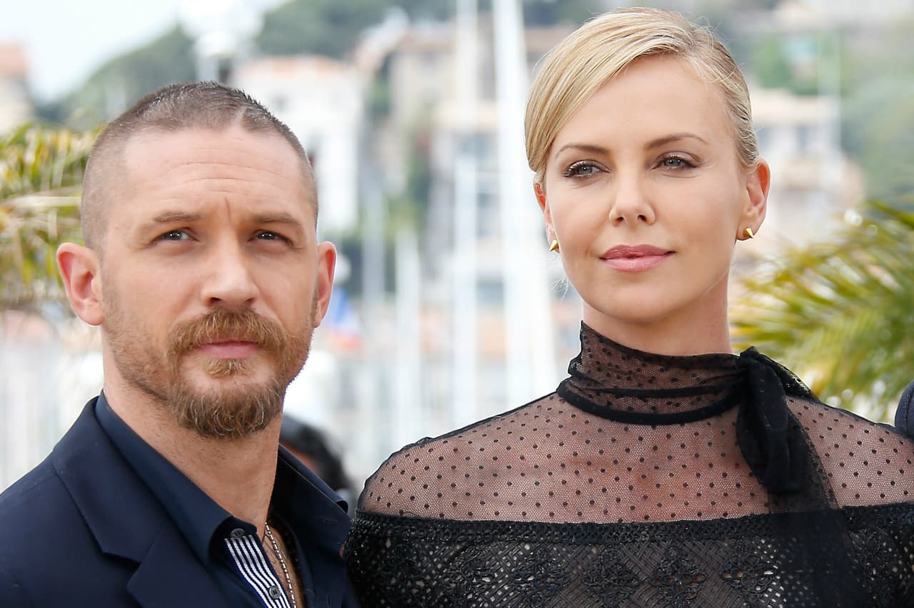 En
<b>'Mad Max: Fury Road'</b> (2015), los personajes de
<b>Charlize Theron</b> y
<b>Tom Hardy</b> se llevaban mal, pero tal parece que eso lo llevaron fuera de la pantalla, y fue la misma actriz quien reveló que la relación entre los personajes no se hubiera visto tan real si la relación entre ambos fuera muy coordial. Se dice que el rodaje del filme fue intenso y cuando concluyó los actores no mantuvieron alguna amistad.