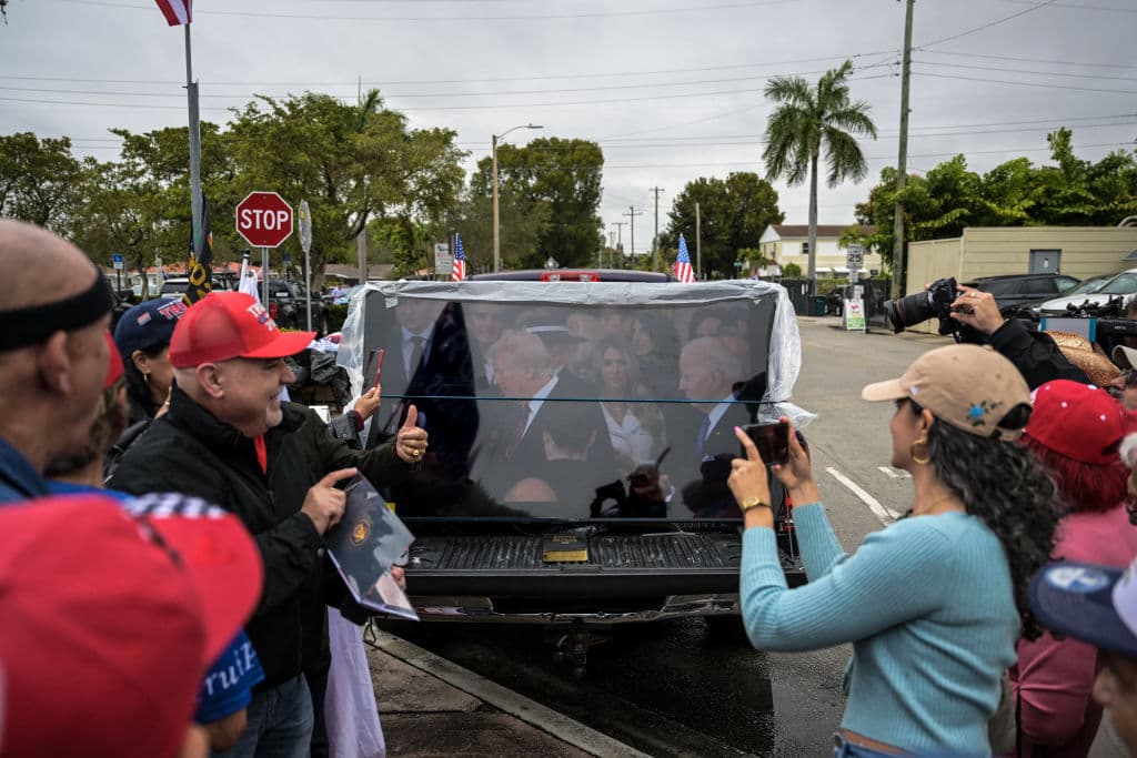 Un monitor en una vía pública de Miami en el que seguidores de Trump vieron la toma de posesión.