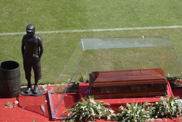 Junto al féretro del comediante se colocó una estatua de bronce de El Chavo del Ocho.