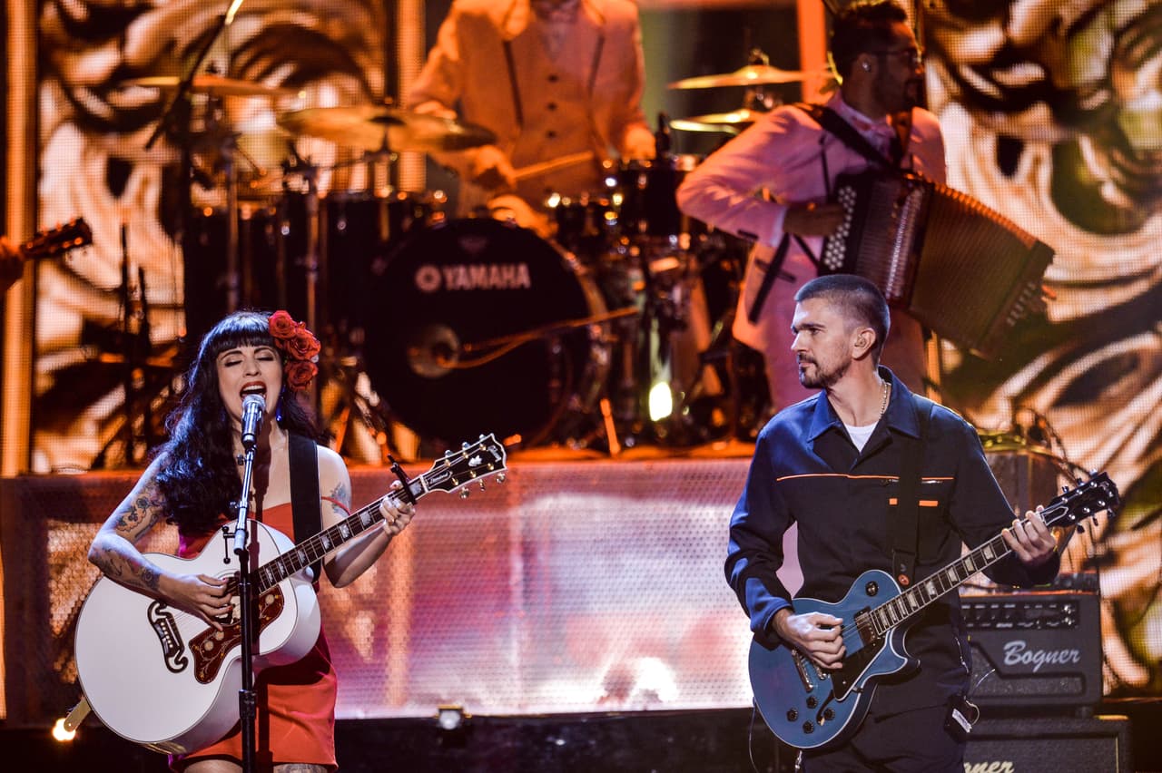 Mon Laferte y Juanes formaron una excelente mancuerna.