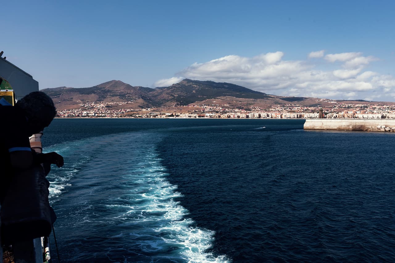 El Mediterráneo, última frontera para llegar a Europa continental. Ante la imposibilidad de llegar a España por la vía administrativa, muchos niños y adolescentes intentan esconderse, poniendo en riesgo su vida, dentro de los barcos que unen a la ciudad con las costas europeas.