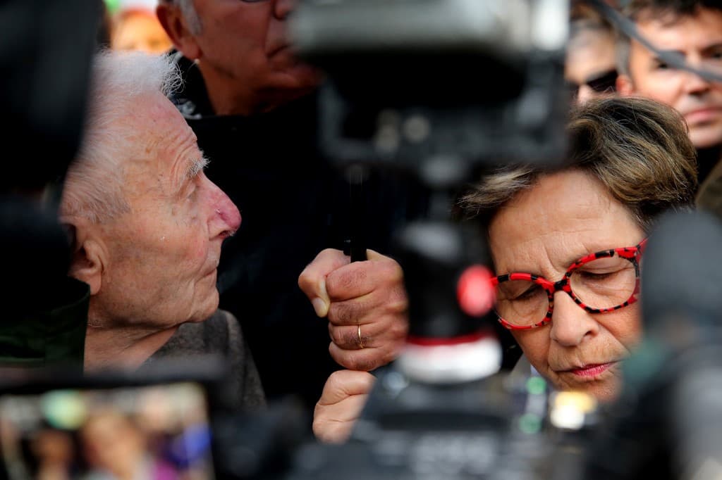 Corte ordena reanudar tratamientos para un hombre en estado vegetal tras una batalla legal entre sus familiares y el gobierno francés 