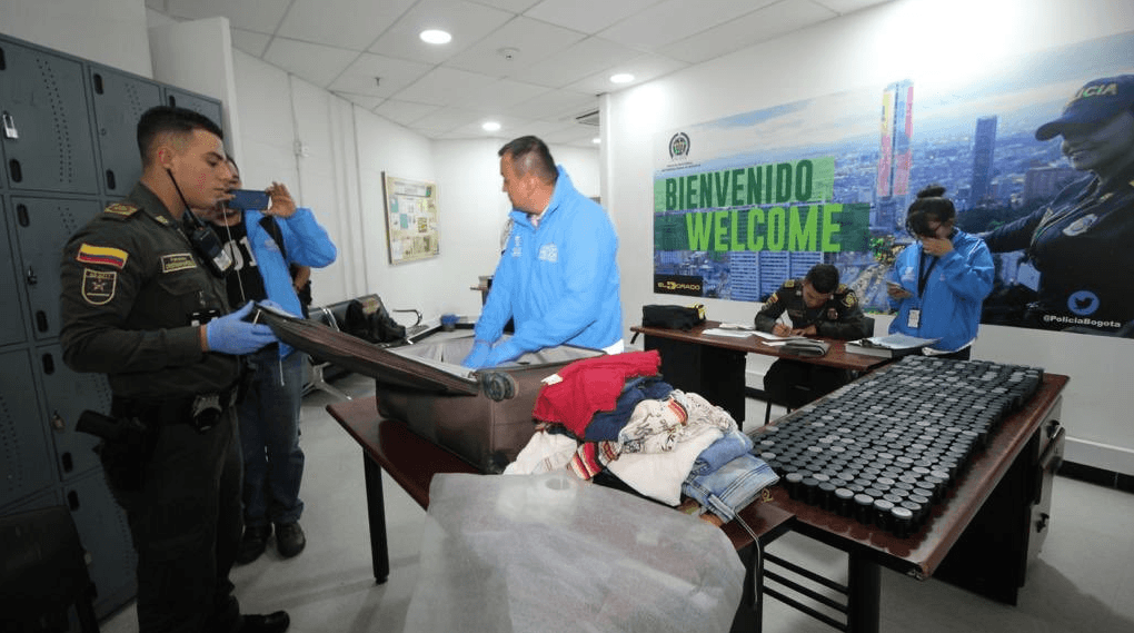 Según informaron las 
<a href="http://www.ambientebogota.gov.co/web/sda/historial-de-noticias/-/asset_publisher/1RkX/content/incautadas-424-ranas-venenosas-en-el-aeropuerto-internacional-el-dorado-de-bogota?redirect=http%3A%2F%2Fwww.ambientebogota.gov.co%2Fweb%2Fsda%2Fhistorial-de-noticias%3Fp_p_id%3D101_INSTANCE_1RkX%26p_p_lifecycle%3D0%26p_p_state%3Dnormal%26p_p_mode%3Dview%26p_p_col_id%3Dcolumn-2%26p_p_col_count%3D3" target="_blank">autoridades</a>, el hombre fue arrestado en el aeropuerto internacional El Dorado de Bogotá cuando intentaba sacar los anfibios en una maleta con destino, primero a Brasil, y luego a Alemania.