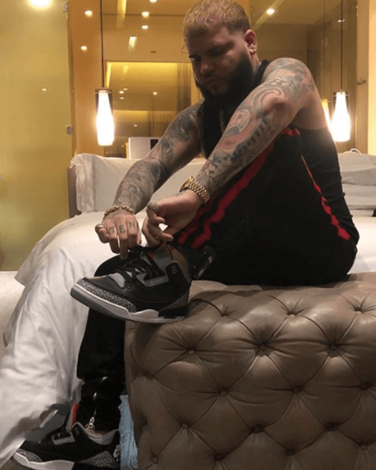 Con un grillete electrónico en su pierna izquierda, el reggaetonero Farruko continúa de gira. El fin de semana pasado viajó a una presentación en Bogotá, Colombia.