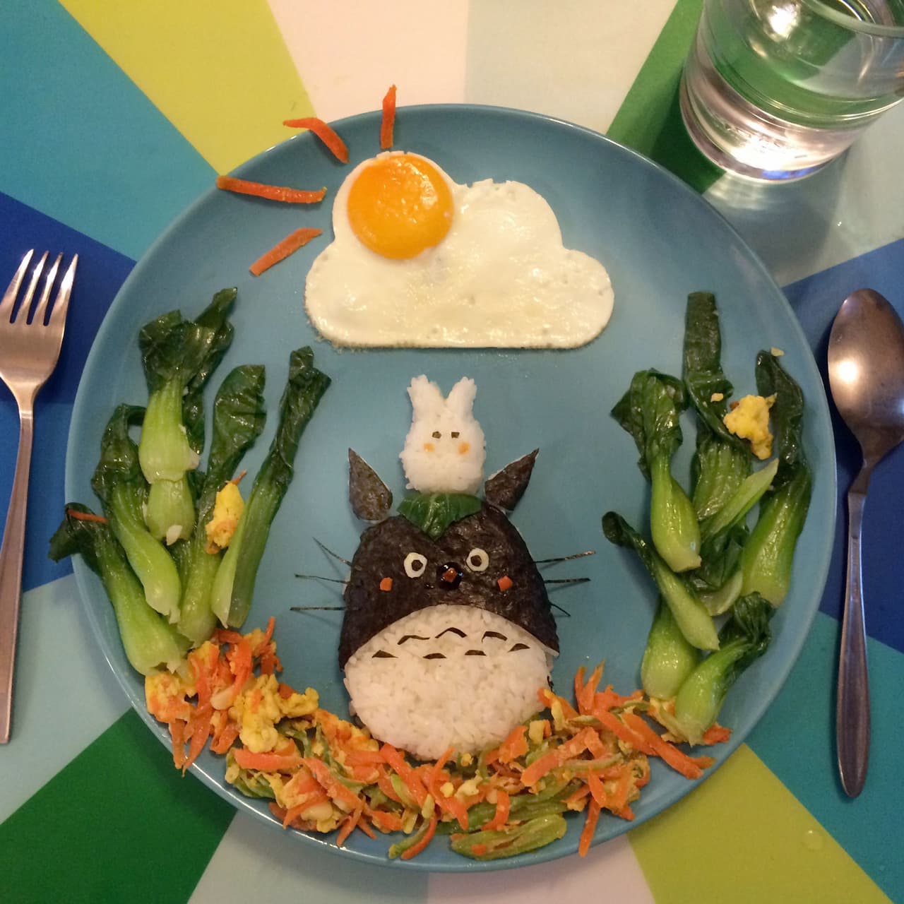 A base de algas y arroz, Anne reconstruyo a Totoro, el lindo protagonista de la película japonesa animada, 'Mi Vecino Totoro'.
