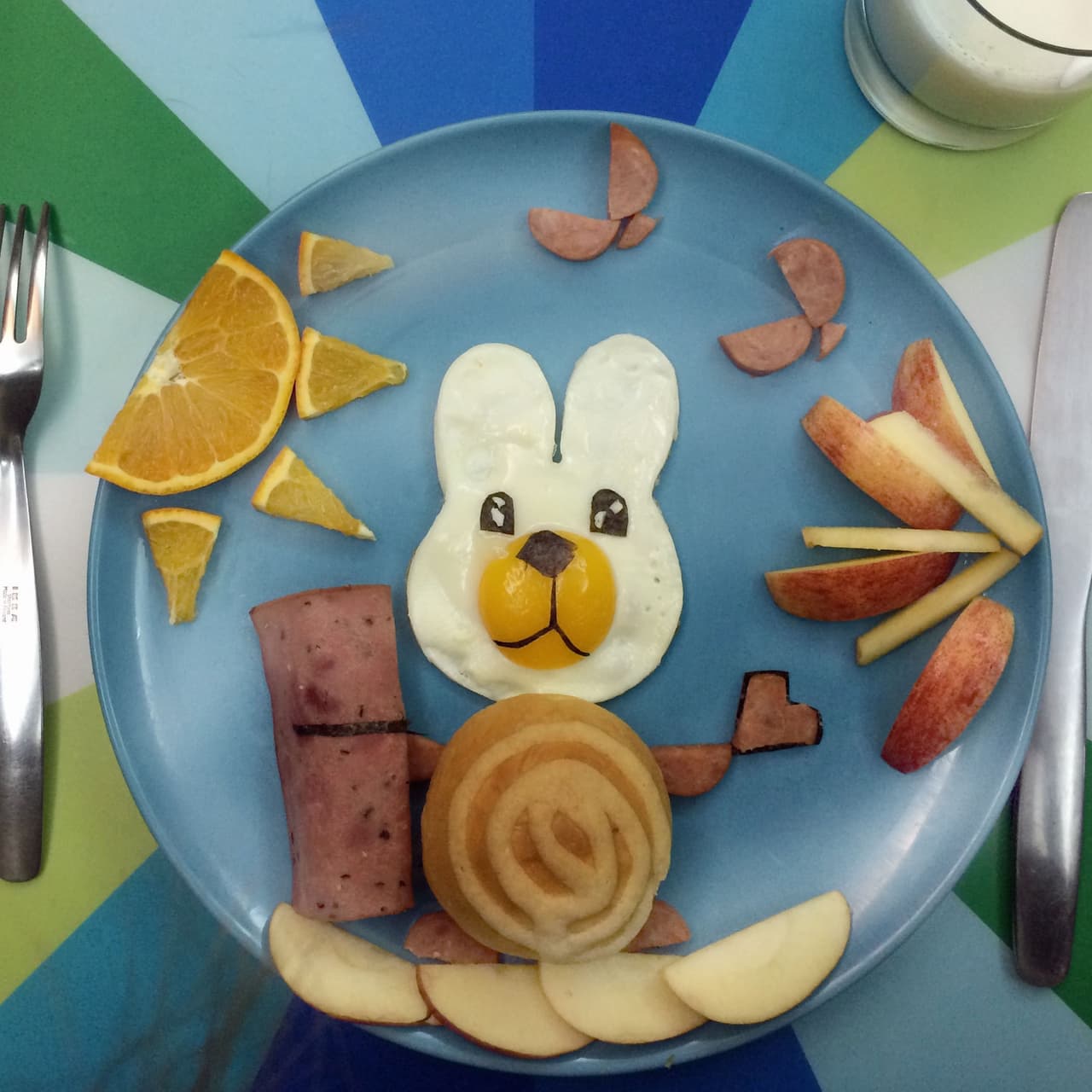 La madre tan creativa hizo a muchos animales con cortando el huevo frito en formas de conejos, y puerquitos.