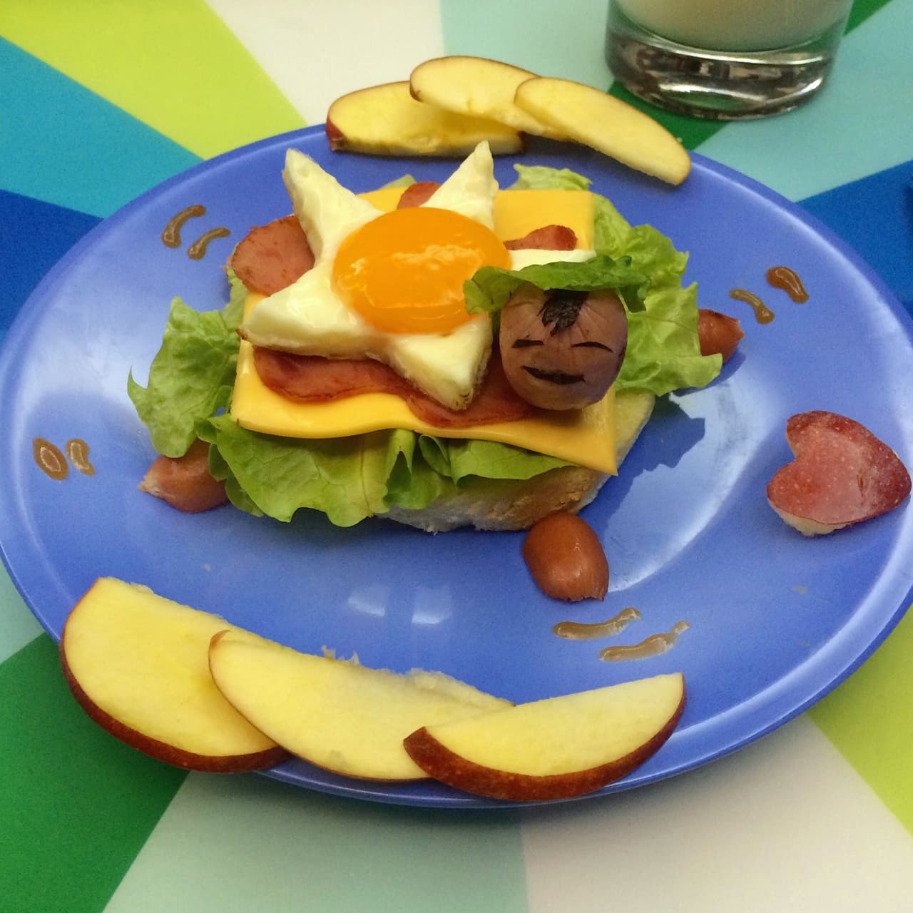 Para lograr estas formas, Anne necesitó algunos utensilios de sushi y un cortador de galletas.